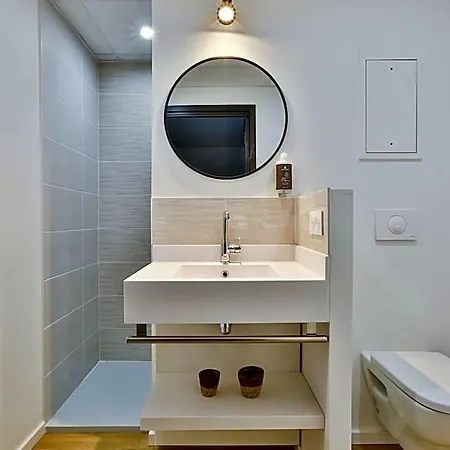 & Face A La
