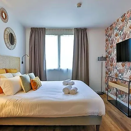 Hotel & Face A La