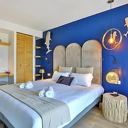 Hotel & Face A La
